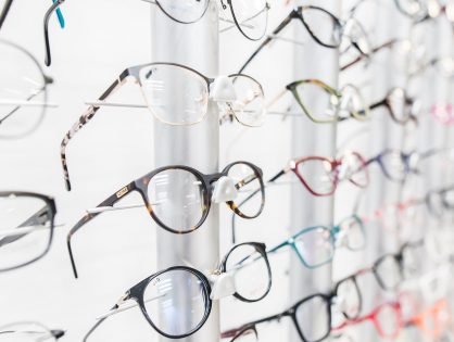 Okulary do czytania – czy warto kupić u optyka?